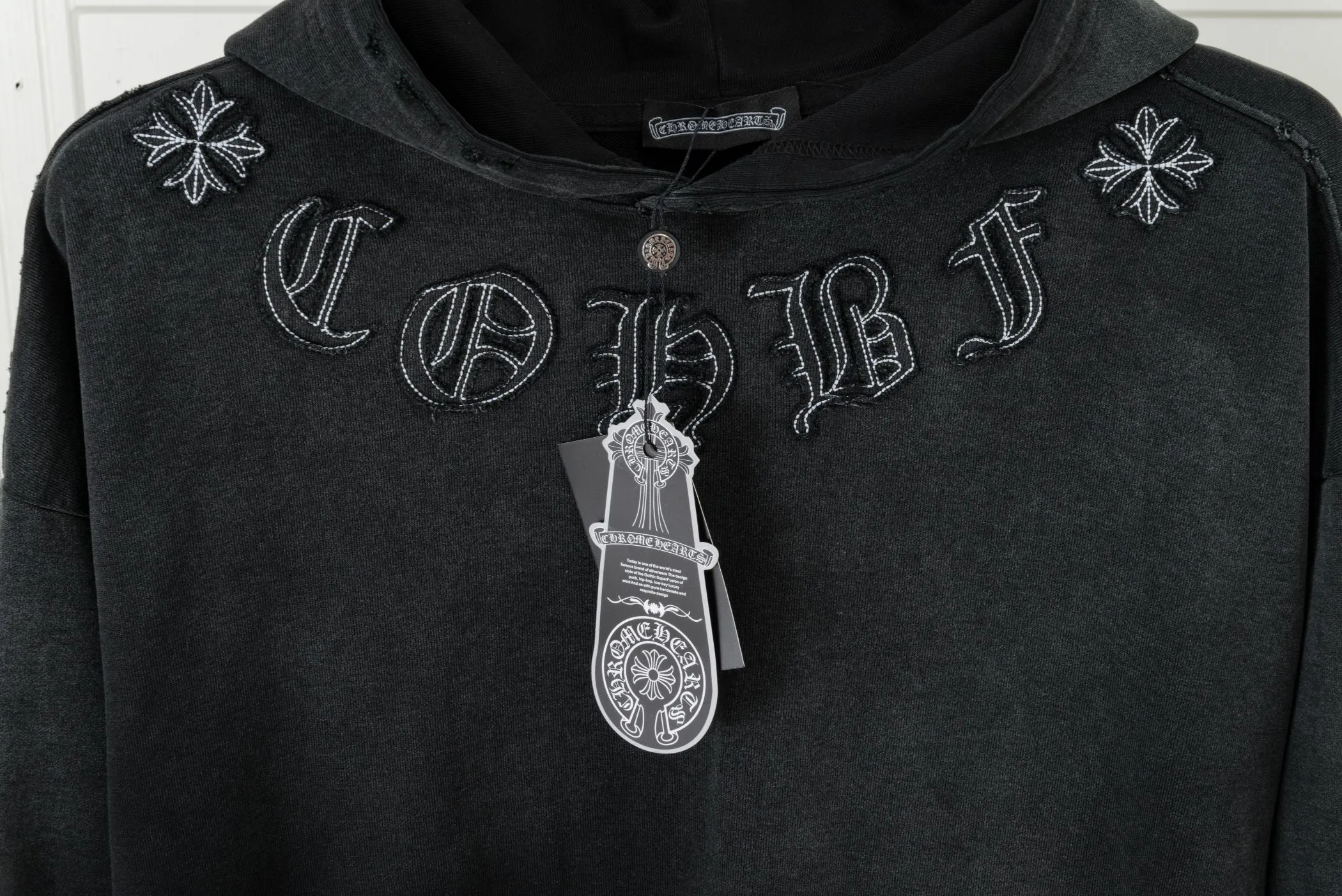 P320 𝗖𝗵𝗿𝗼𝗺𝗲 𝗛𝗲𝗮𝗿𝘁𝘀/Cro Heart 2025 Cross Patch Embroidery Summer New Original Single Counter American Acid Washed Distressed Laser Burnt Patch Embroidery Couple Casual Hooded Sweatshirt Customized fabric 440g tripe terry fabric! American acid-washed and distressed original fabric laser burnt ✟appliqué embroidery and exquisite embroidery of letters! The best-selling model at the counter. It is very comfortable to wear. It is low-key yet luxurious. It is very classy when worn. The large size and tailoring are needless to say. The upper body is exquisite and vivid. 👍High-end first-class materials. A truly palace-level product. The cotton from Turkey is of outstanding quality. After heavy washing, the clothes are very soft! Not picky, the upper body is absolutely stylish and extremely luxurious. Auxiliary materials: The original model has been authenticated and labeled ➕100% silk washed with water label. Genuine purchase-grade original hangtag➕matching hanging rope➕3D hanging beads➕original packaging bag. Craftsmanship: The original version has consistent wiring! The highest version of the armhole matching technique! Countless times of pattern making to 100% restore the original appearance! The correct version is the same for men and women, super eye-catching, super good-looking, and super atmospheric! Color: white, washed black, washed blue Size: XS-L